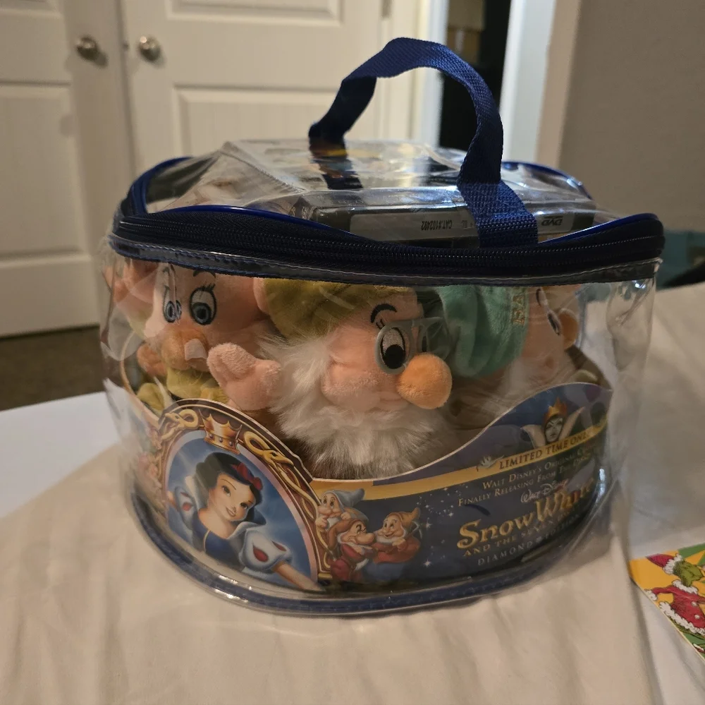 Walt Disney's Snow White and the Seven Dwarves‎ diamond limited edition gift set